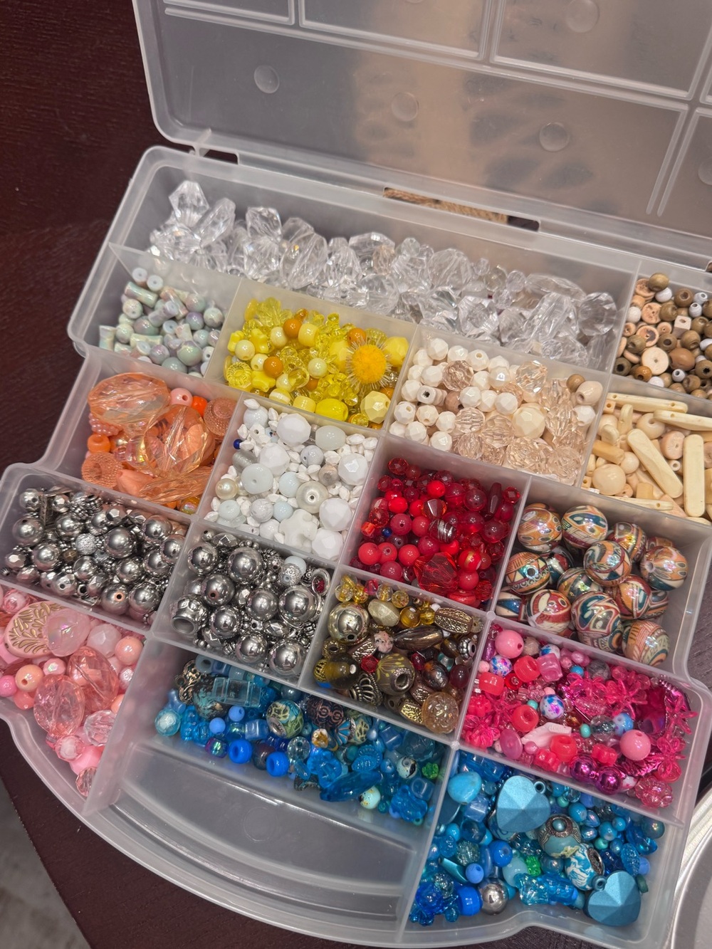 ✨📿Nearly 5lbs of beads! A mix of acrylic, plastic, glass, stone, bone & wood
